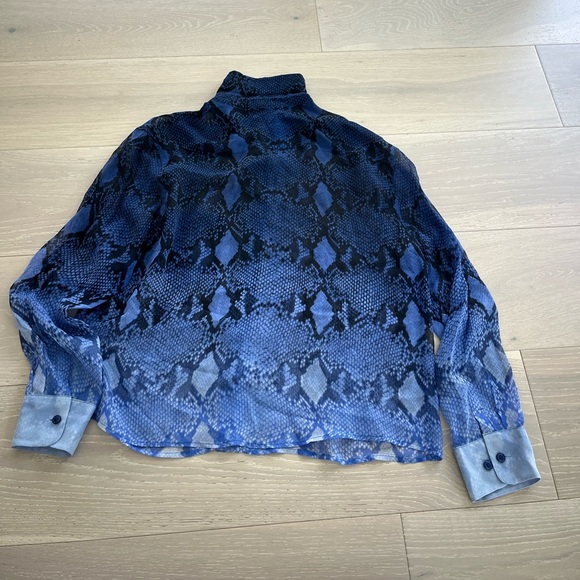 Equipment Femme Blue Ombre Snakeprint Silk Button Down Shirt size small - Picture 5 of 5